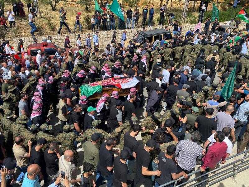 آلاف الفلسطينيين واللبنانيين يشيّعون جثمان قياديّ في ”القسام” شرقي لبنان