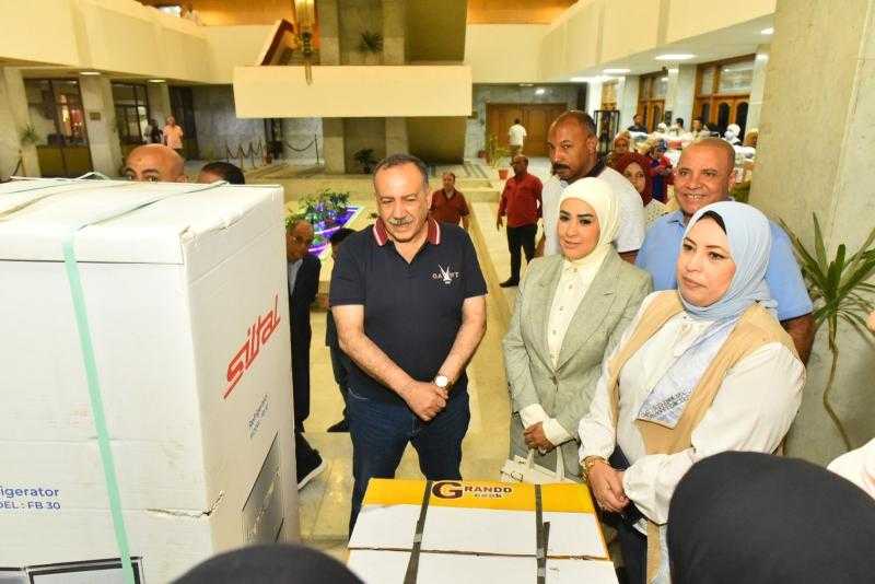 محافظ أسيوط يسلم جهاز عروس لفتاة يتيمة ضمن جهود الدعم المجتمعي للفئات الأولى بالرعاية 