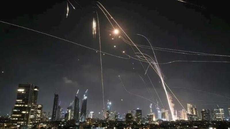 صواريخ إيرانية تستهدف العمق الإسرائيلي وصافرات الإنذار تدوي في تل أبيب 