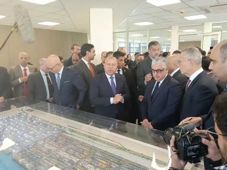 كامل الوزير يشهد أعمال التشغيل التجريبى لمحطة حاويات هاتشيسون بميناء العين السخنة 