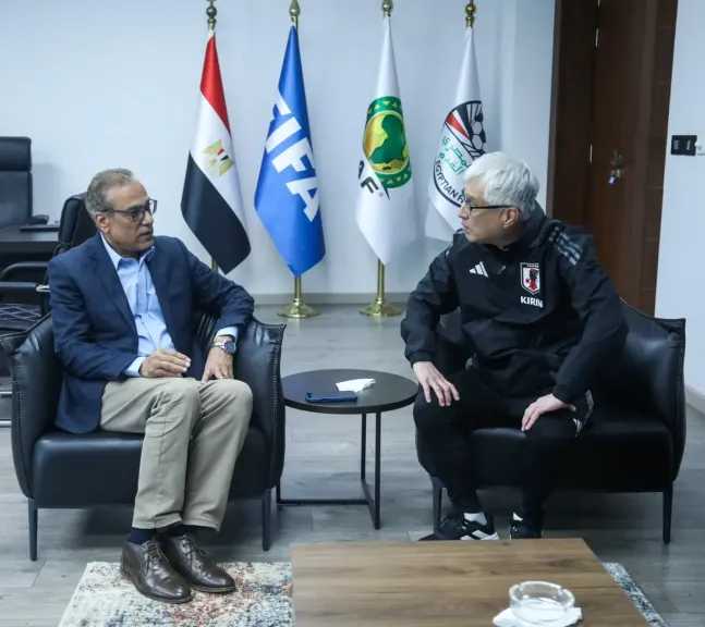 مصطفى عزام يستقبل رئيس بعثة منتخب اليابان ويتبادلان الدروع 