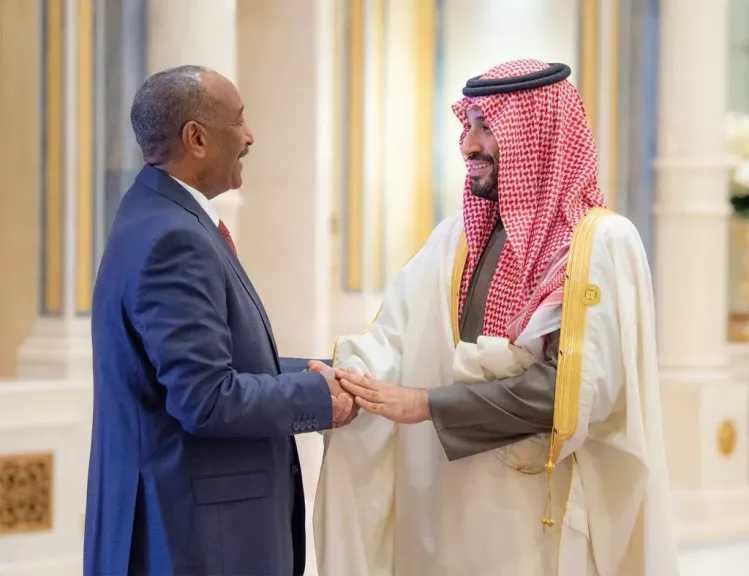 محمد بن سلمان يبحث مع البرهان جهود تحقيق الأمن في السودان 