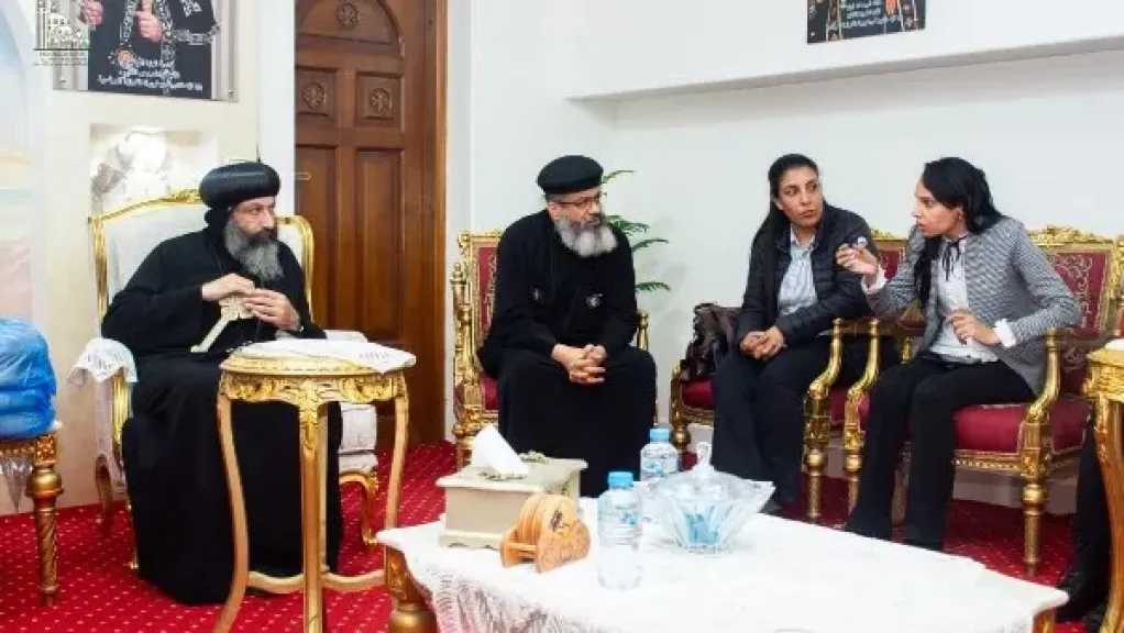 في مقر المطرانية.. الأنبا مينا يتابع ملف التنمية بالمجتمعات التابعة للإيبارشية 