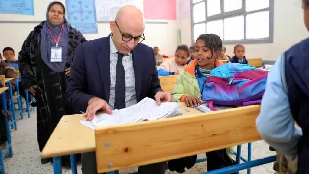 وزير التعليم يجلس على مقاعد التلاميذ خلال جولته بمدارس إدفو بأسوان 