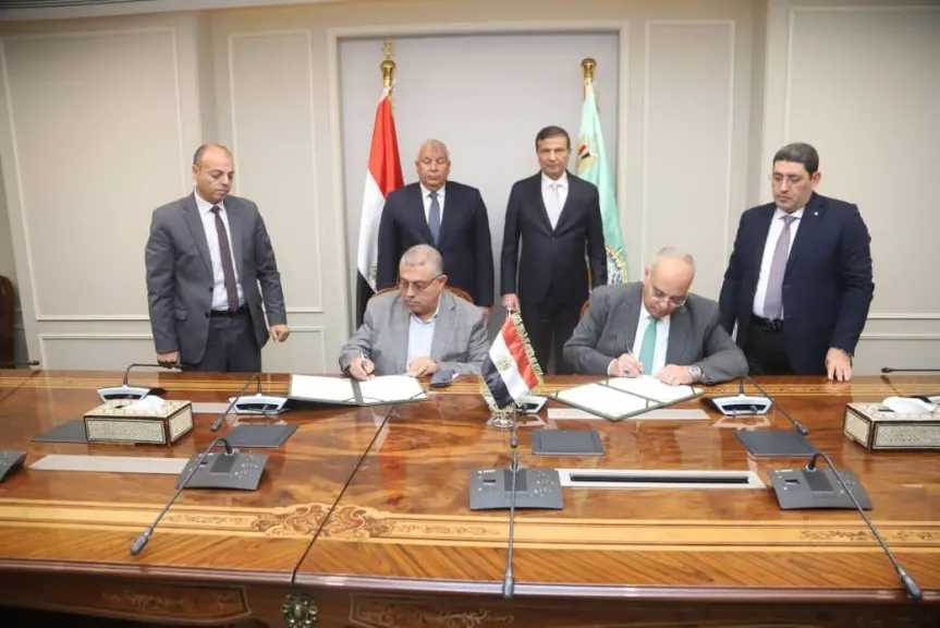 وزير الزراعة ومحافظ الوادي الجديد يشهدان توقيع بروتوكول تعاون لدعم المركز الإقليمي لإنتاج الحرير الطبيعي 