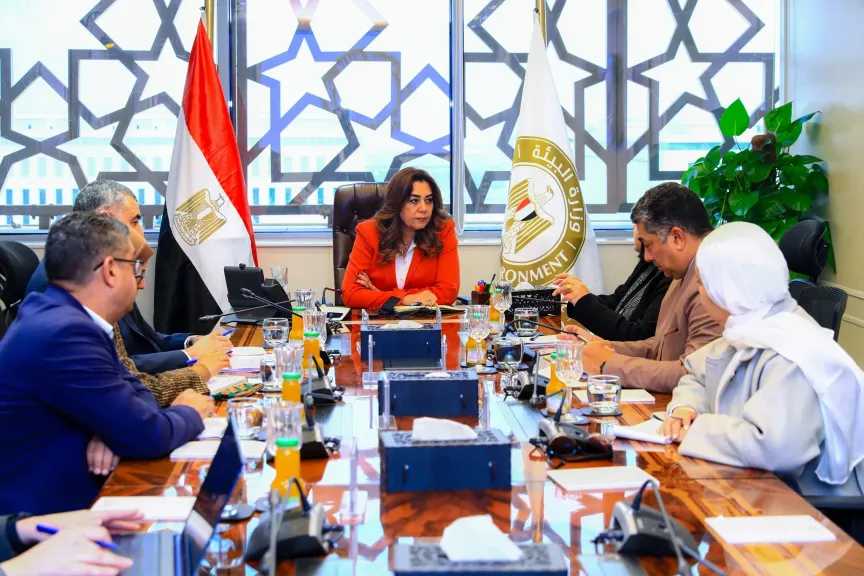 منال عوض تعقد اجتماعا موسعا مع عدد من رؤوساء قطاعات وزارة البيئة 