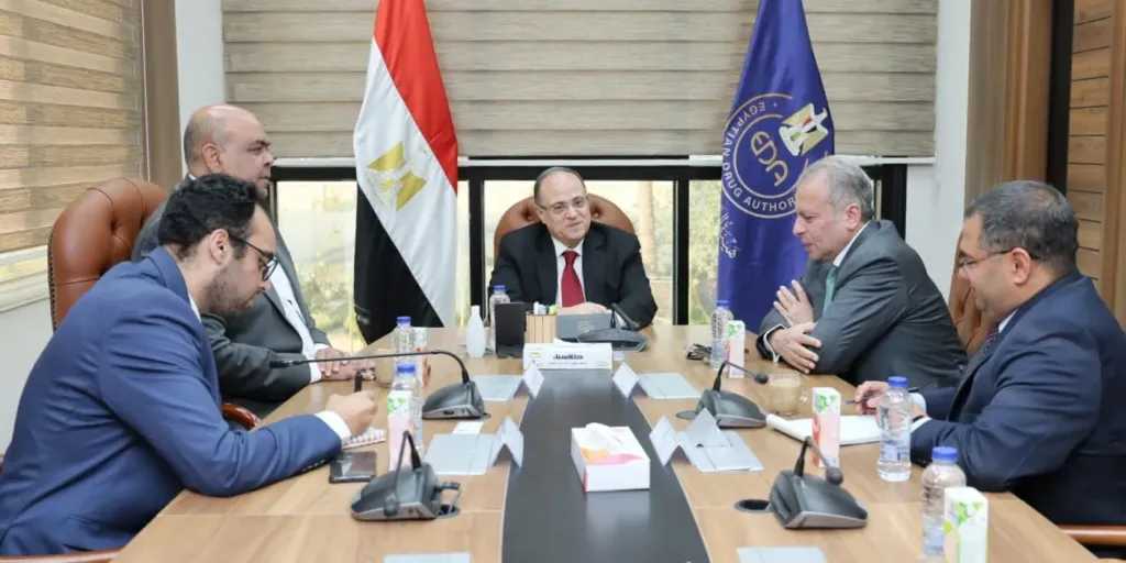 رئيس هيئة الدواء يعقد اجتماعًا مع ممثلي شركة «داف» لمتابعة مشروعات التتبع الدوائي والتحول الرقمي 