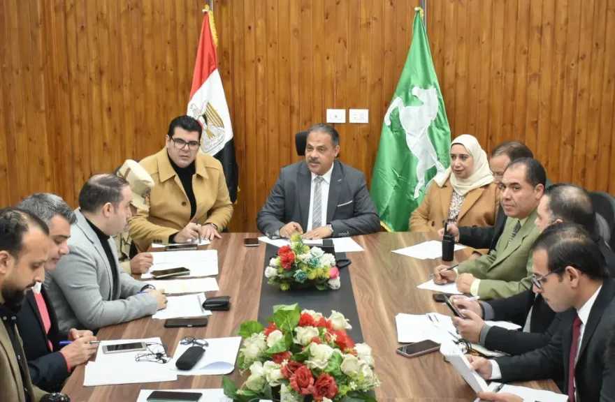 محافظ الشرقية يُتابع مع غرفة العمليات الرئيسية انتظام سير اليوم الأول بجولة الإعادة بالمرحلة الثانية لنتخابات مجلس النواب 