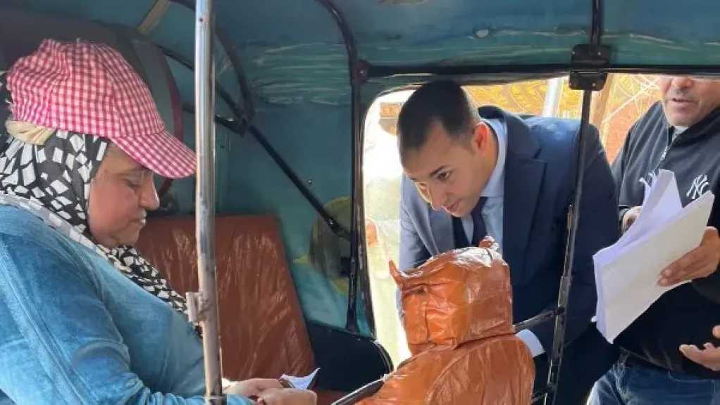 انتخابات النواب 2025.. مستشار يساعد سيدة على الإدلاء بصوتها 