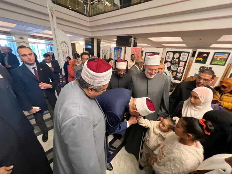 وكيل الأزهر ومفتي الجمهورية ورئيسة القومي لذوي الإعاقة يفتتحون معرضًا للأعمال الفنيَّة للأشخاص ذوي الإعاقة 