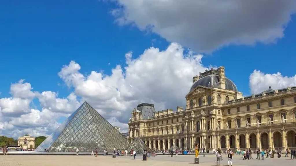 العاملون بمتحف اللوفر يصوتون لصالح تمديد الإضراب مع إعادة فتح المتحف جزئيا 