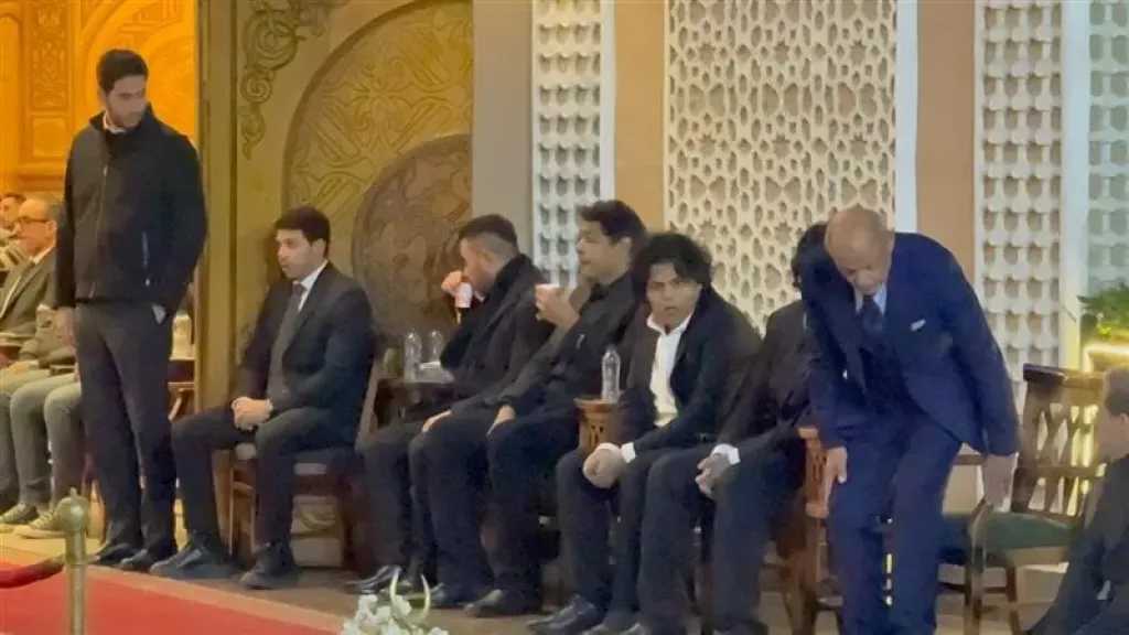 السقا والبزاوي ومحمود سعد في عزاء شقيقة عادل إمام 