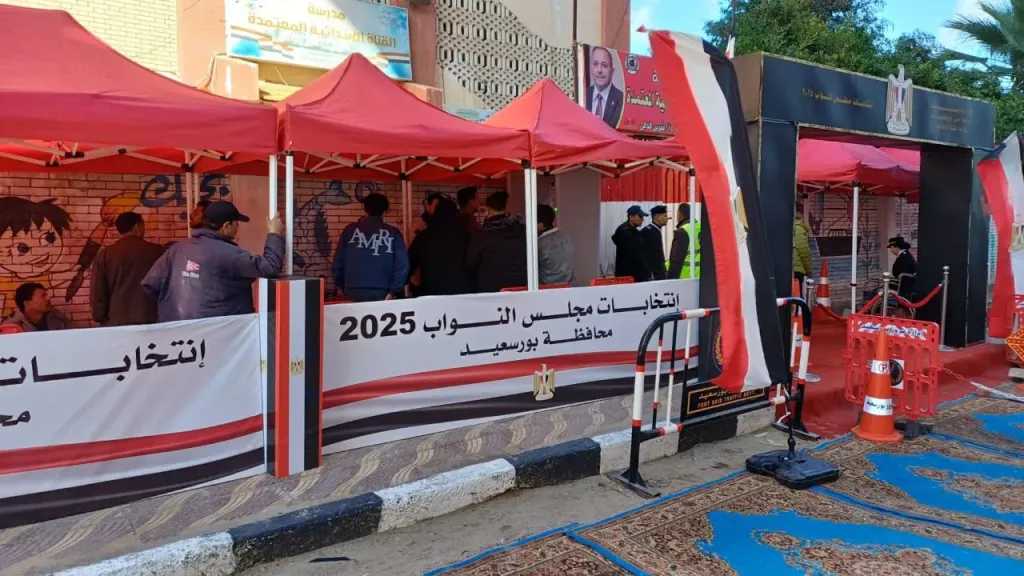 توافد المواطنين على لجان الاقتراع بمحافظة بورسعيد مع بدء عملية التصويت 