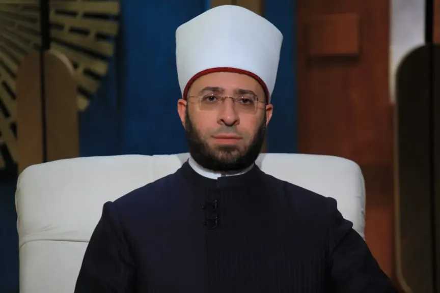 وزير الأوقاف يكرم عامل مسجد بمكافأة مالية لحصوله على درجة الماجستير 