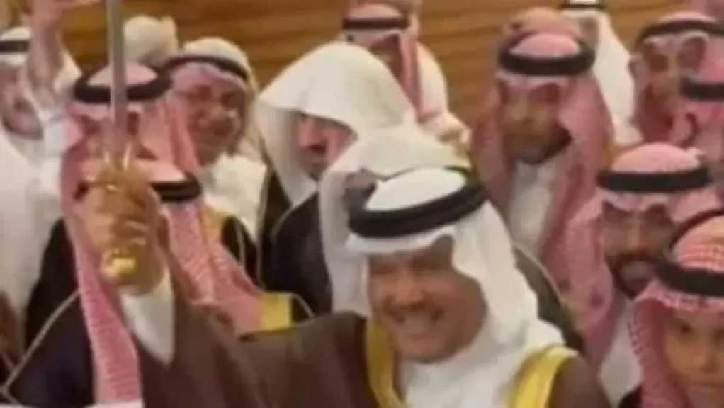 بالسيوف والزي السعودي.. محمد عبده يحتفل بعقد قران نجله بالسعودية 