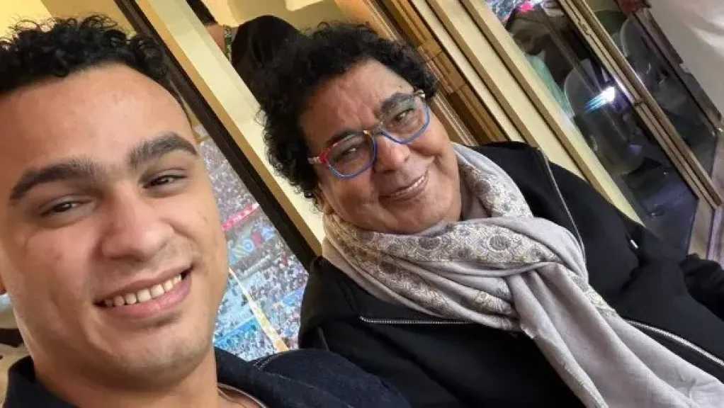 مصطفى حدوتة يحتفل بنجاح أغنية «مكاني» من مدرجات ستاد لوسيل 