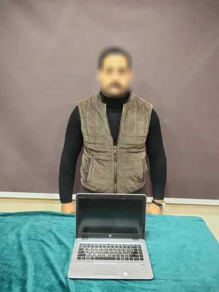 الداخلية تضبط شخص يوجه الناخبين في قطور 