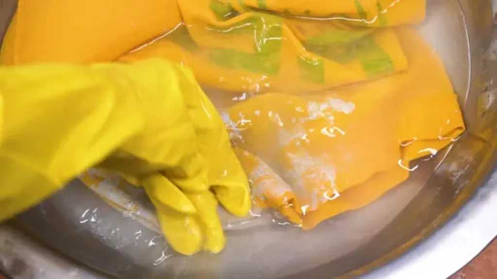 طرق طبيعية للتخلص من عجينة السلايم على الملابس 