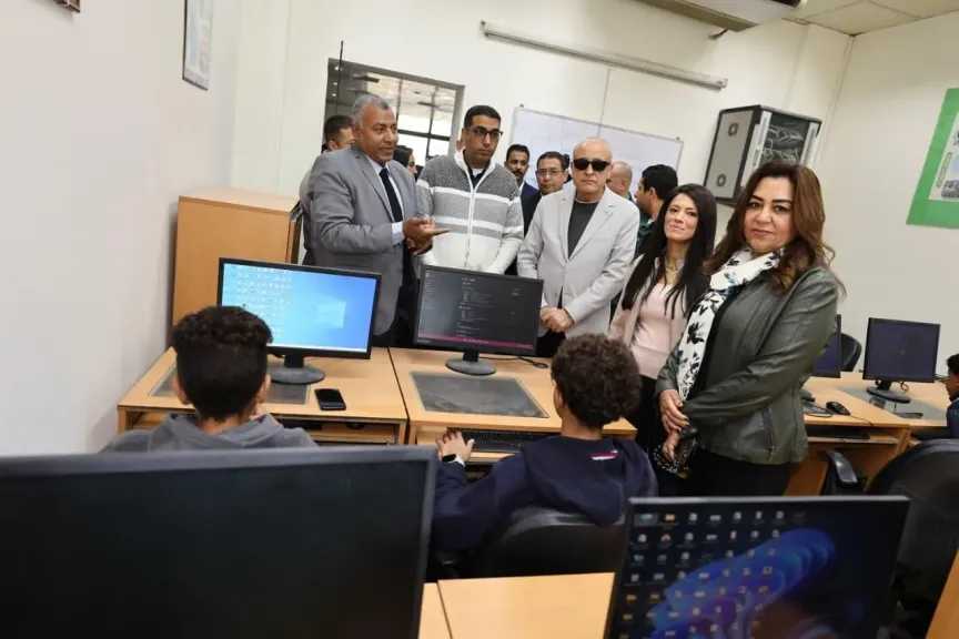 وزيرتا التخطيط والتنمية المحلية ومحافظ الأقصر يتفقدون مكتبة مصر العامة 