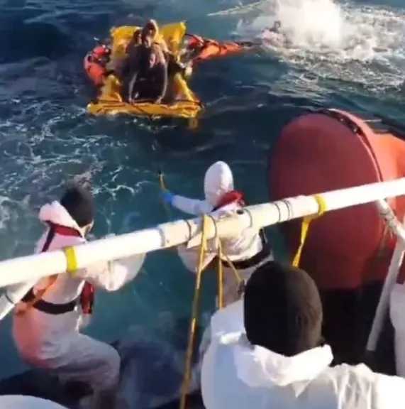 زورق دورية تابع لخفر السواحل الإيطالي ينقذ 50 مهاجرا قبالة ساحل لامبيدوزا 