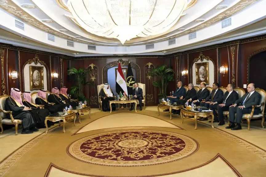 وزير الداخلية يلتقى وزير الحج والعمرة السعودي لتعزيز التعاون بين البلدين 