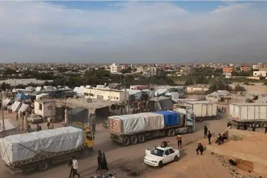 قافلة المساعدات الـ100 تدخل إلى الفلسطينيين بقطاع غزة 