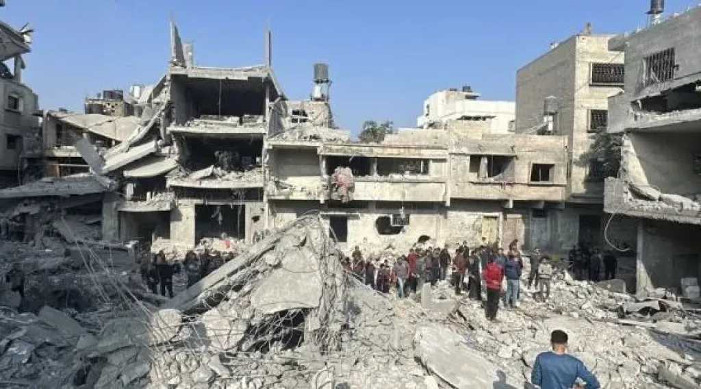 الدفاع المدني في غزة: منازل عديدة آيلة للسقوط ونطالب بإدخال مساكن مؤقتة للإيواء 