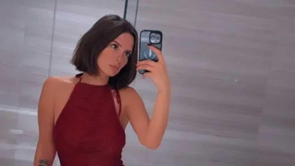 إيمان العاصي تتألق بفستان أحمر وتثير الجدل بتساؤل عن التبني 