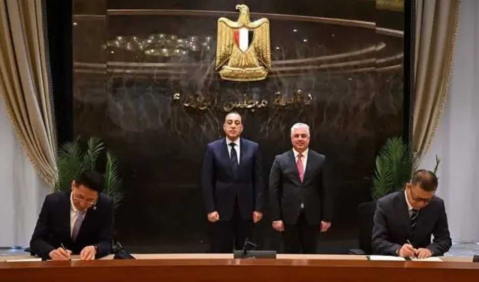 رئيس الوزراء يشهد مراسم توقيع 3 عقود مشروعات صناعية بالمنطقة الاقتصادية لقناة السويس باستثمارات 1.15 مليار دولار 