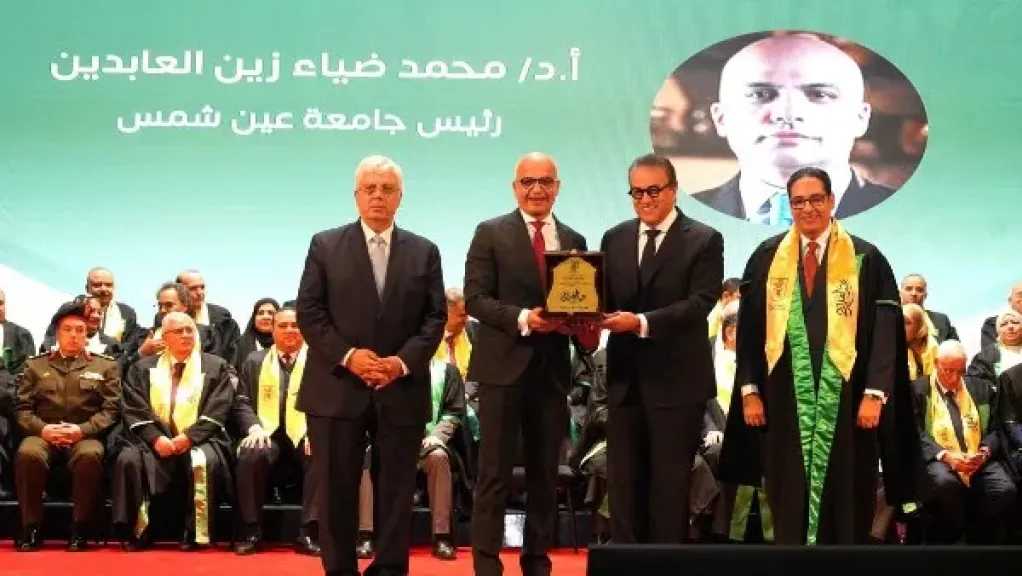 جامعة القاهرة تكرّم رئيس جامعة عين شمس في احتفالية عيد العلم 