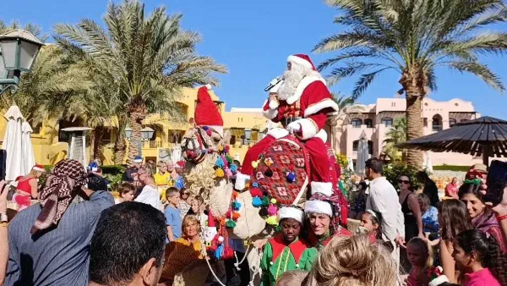 بابا نويل يوزع هداياه على السائحين داخل البحر الأحمر احتفالًا بأعياد الكريسماس 