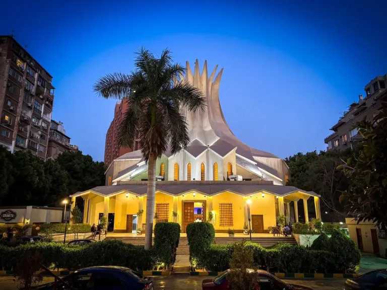 أشجار عيد الميلاد والأضواء تكسو الكاتدرائية الأسقفية قبل القداس 