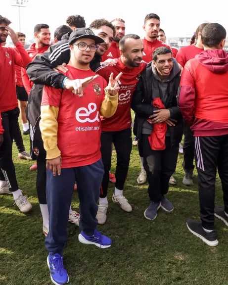 مران الأهلي يستقبل عددا من مشجعي الفريق ذوي الهمم 