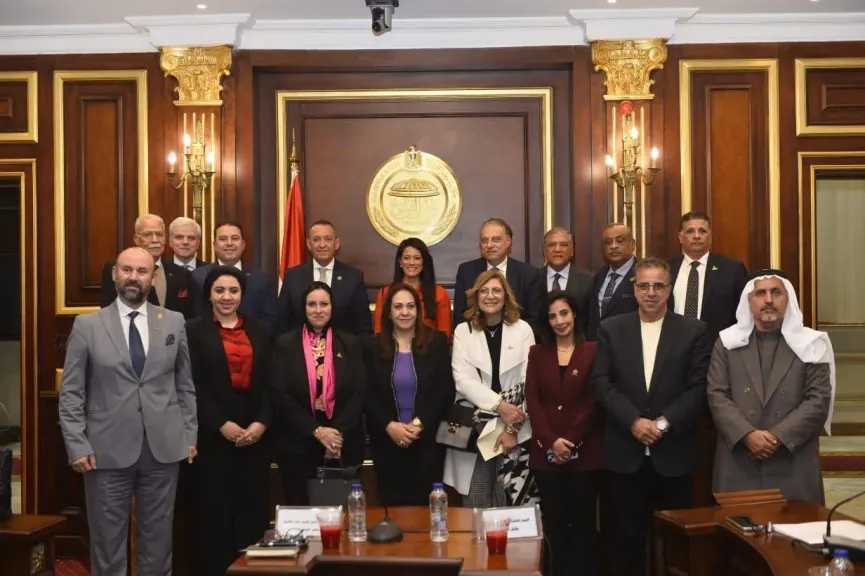 وزيرة التخطيط تهدي خارجية الشيوخ نسخة من كتابها «الدبلوماسية الاقتصادية لتعزيز التعاون الدولي» 