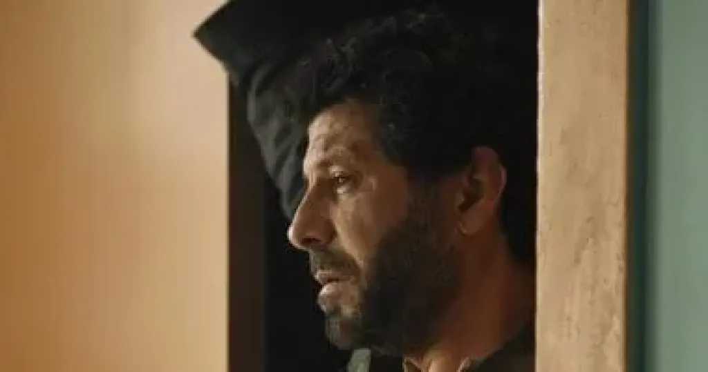 إياد نصار بملابس ملطخة بالدماء في المشاهد الأولى من مسلسل تحت الحصار 