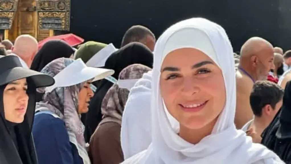 رانيا منصور توثق أداء مناسك العمرة بصور روحانية عبر مواقع التواصل 