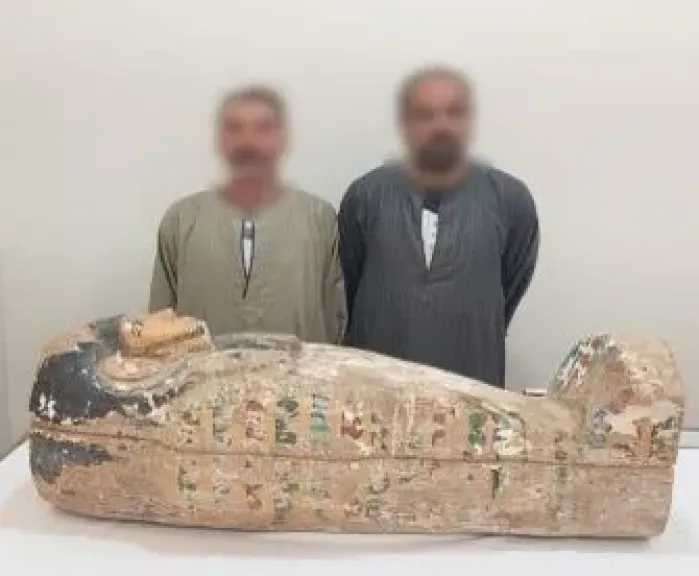 الداخلية تضبط تابوتًا أثريًا رومانيًا نادرًا بحوزة شخصين بسوهاج قبل بيعه 