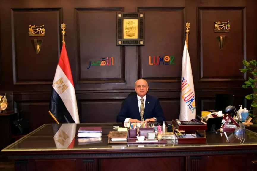 محافظ الأقصر يدفع بالقيادات الشابة ويجري حركة تغييرات محدودة برؤساء الأحياء 