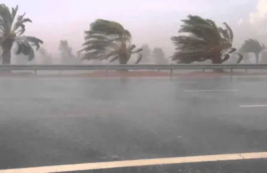 الأرصاد الجوية تحذر المواطنين: استمرار الأمطار ونشاط للرياح المثيرة للأتربة 