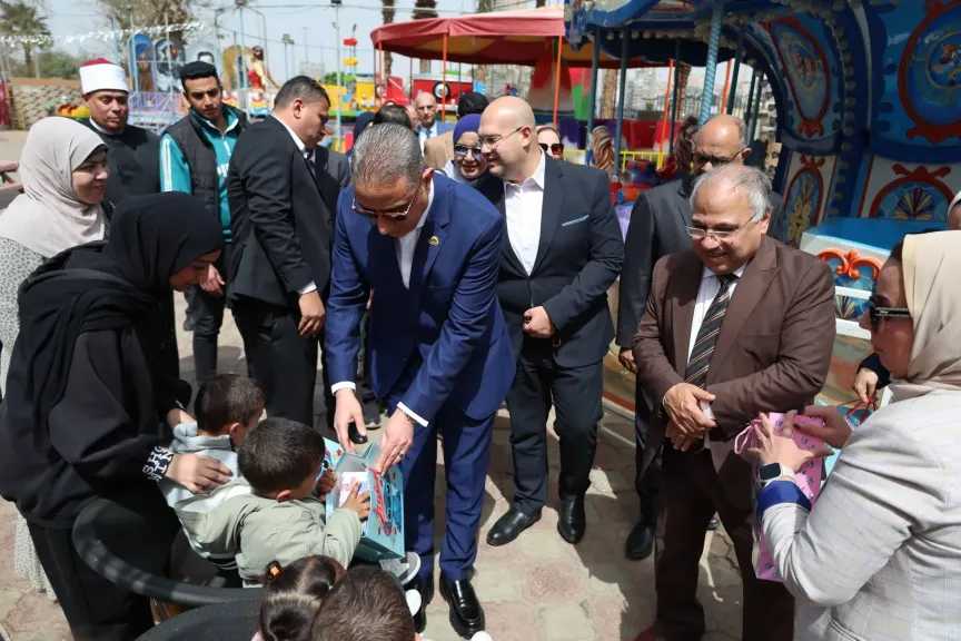 محافظ الجيزة يشارك أطفال الأيتام فرحتهم في احتفالات العيد القومي 