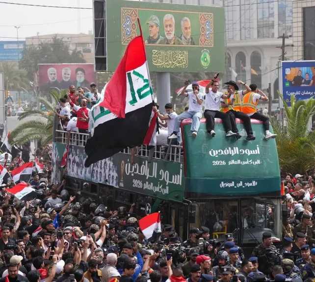 احتفال تاريخي في بغداد.. حافلة مكشوفة لنجوم العراق وسط آلاف الجماهير بعد التأهل للمونديال 