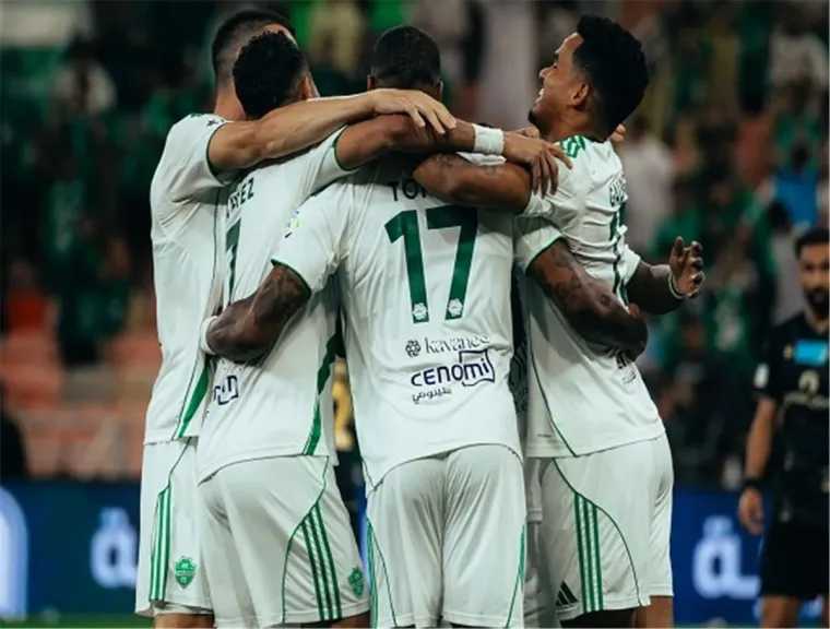 الأهلي يسحق ضمك بثلاثية ويواصل الضغط على النصر في الدوري السعودي 