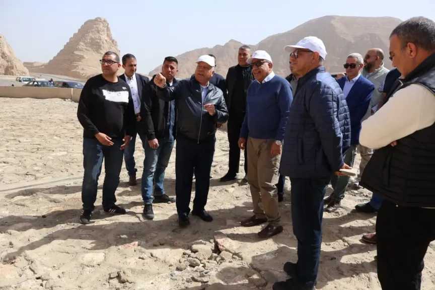 وزيرا الكهرباء والنقل يتفقدان منطقة جبل الجلالة لبدء إقامة عدد من مشروعات طاقة الرياح 