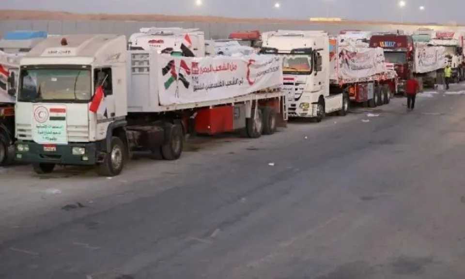 قافلة زاد العزة الـ173 تشرع في الدخول إلى الفلسطينيين بقطاع غزة 