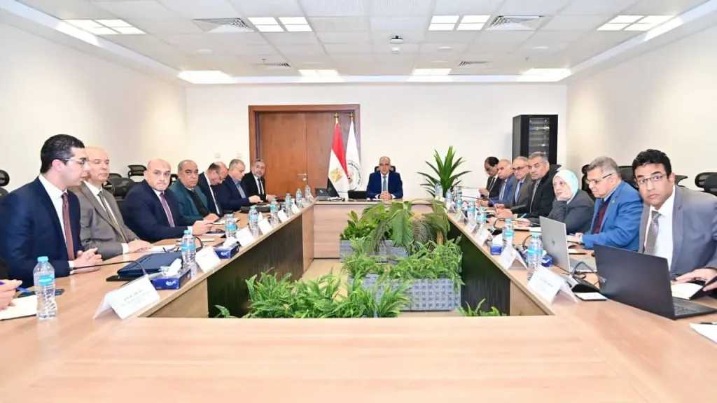 وزير الري يعقد اجتماع اللجنة الدائمة لتنظيم إيراد نهر النيل بحضور عدد من قيادات الوزارة 