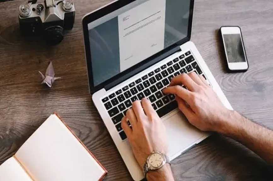 في أول أيام تطبيقه.. لماذا لجأت الدولة لعمل الموظفين «أونلاين»؟.. خبير اقتصادي يوضح 