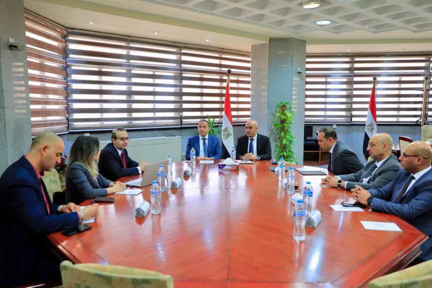 وزير التعليم يعقد اجتماعا لبحث آليات التعاون المشترك لإدراج الثقافة المالية ضمن المناهج الدراسية 