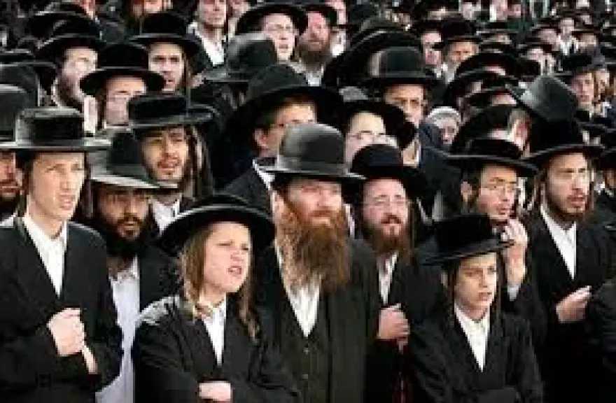 احتجاجات للحريديم في القدس ضد التجنيد الإجباري وتعطيل حركة القطار الخفيف 