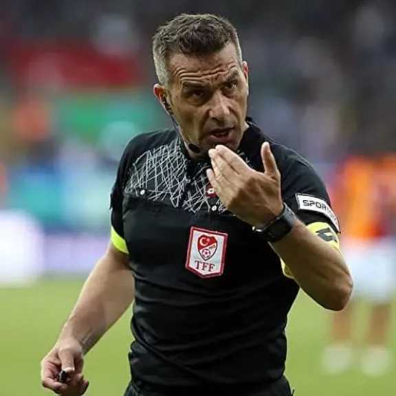 الحكم التركي سيركان شينار يؤكد: «الأهلي استحق ركلة جزاء أمام سيراميكا كليوباترا» 