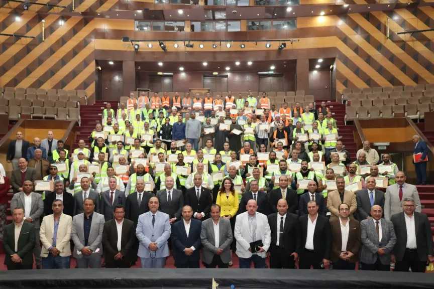 محافظ الجيزة يكرم عمال النظافة والسائقين تقديرًا لدورهم في التعامل مع موجة الأمطار الأسبوع الماضي 